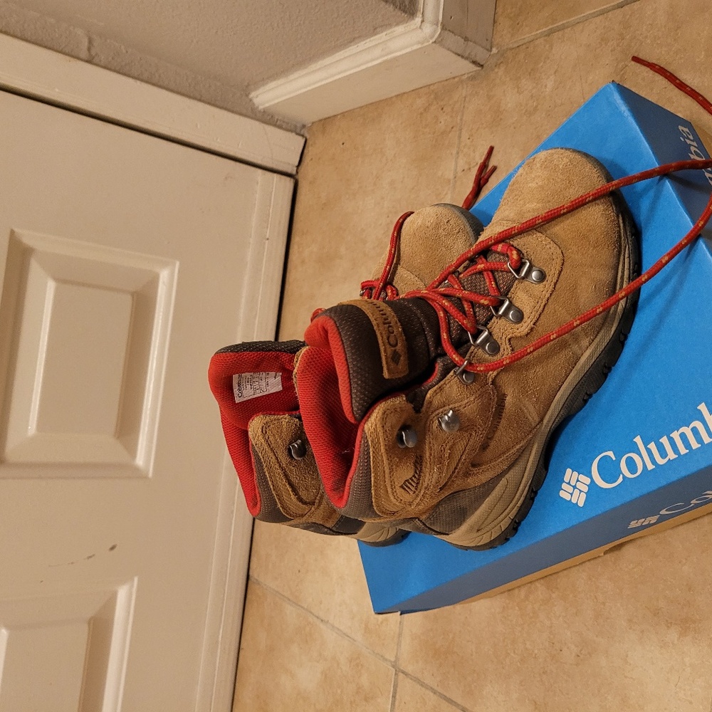 Columbia Women’s Newton Ridge Hiking Boots (size 6